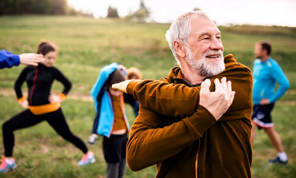 Homme faisant des exercices d'étirement