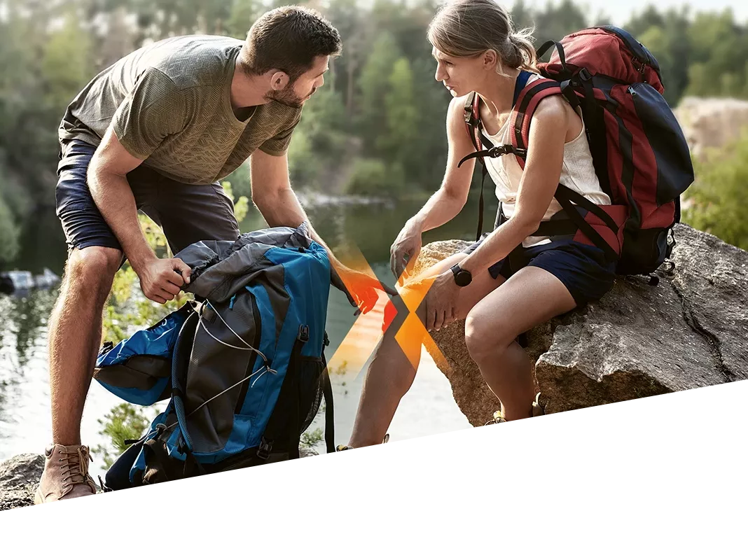 Pärchen beim Wandern, Behandlung bei Verletzung