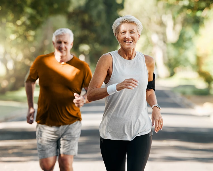 Älteres Pärchen beim Joggen